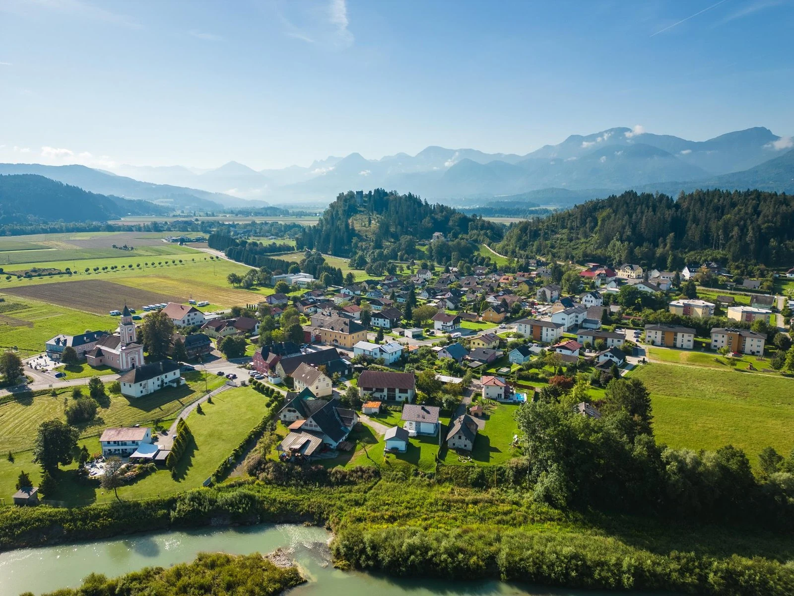 Rosegg und die umliegende Landschaft in Kärnten