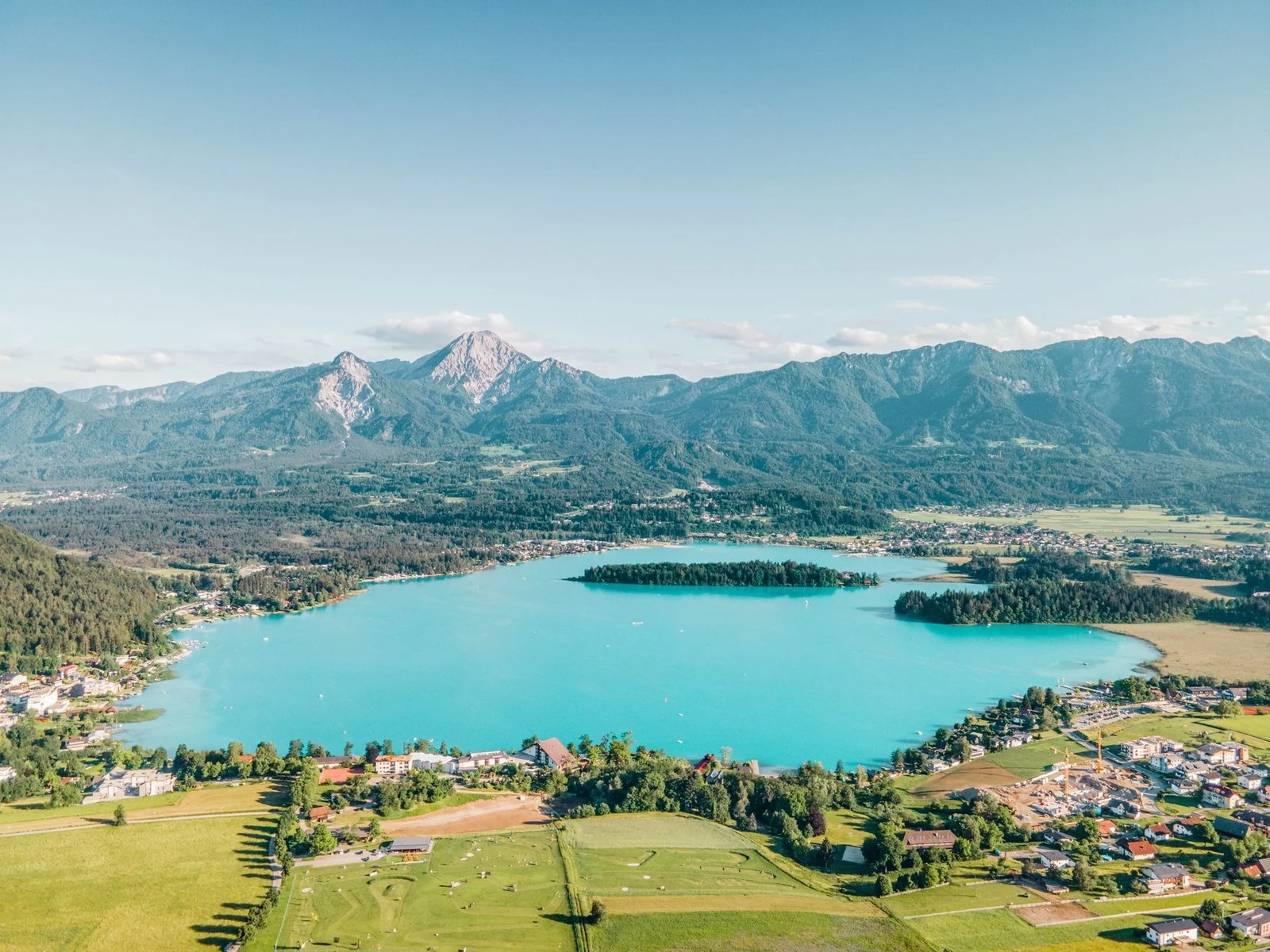 Türkisfarbener See in der Kärntner Berglandschaft